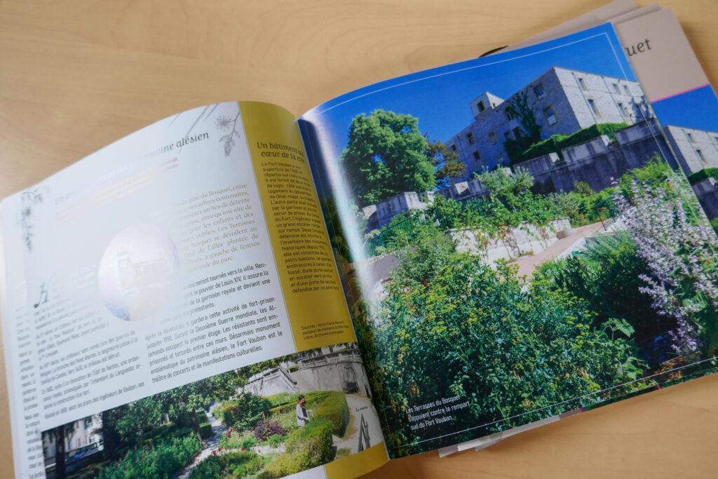 brochure avec une photo de plantes et le rempart du fort vauban en arrière plan.