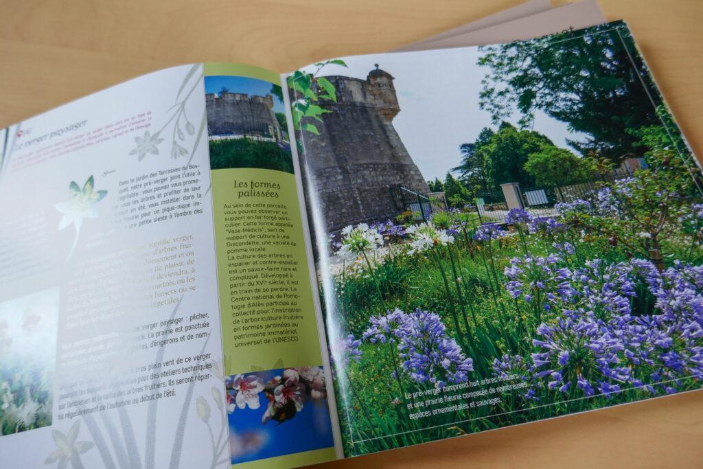 brochure avec une photo d'agapanthes et le rempart du fort vauban en arrière plan.