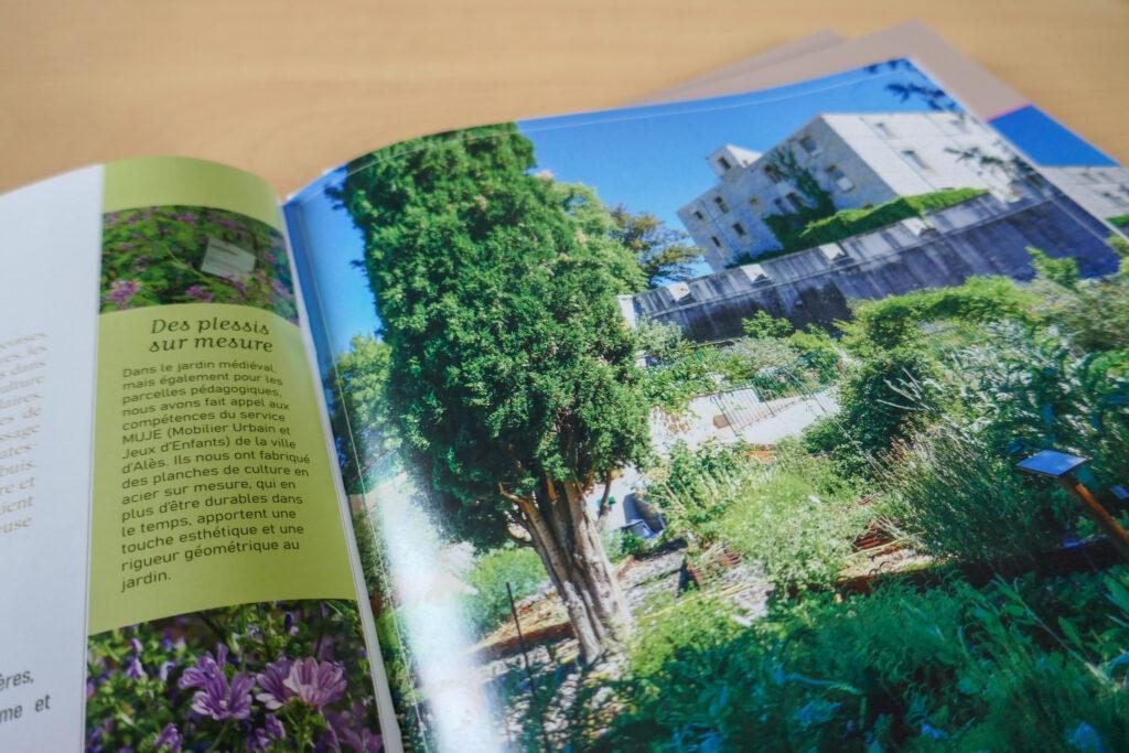 brochure avec une photo du jardin médiéval et le rempart du fort vauban en arrière plan.