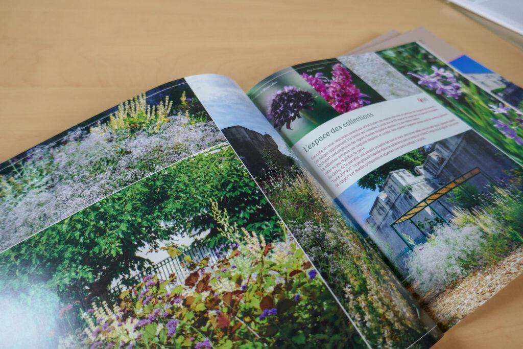 brochure avec une photo de sauges et le rempart du fort vauban en arrière plan.