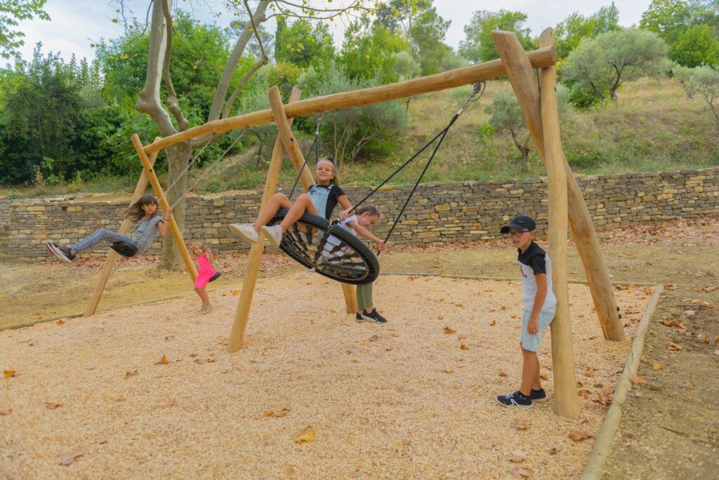 aire de jeux avec balançoire