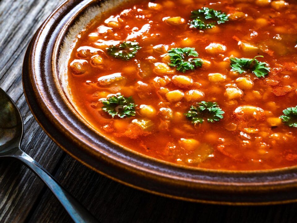 plat rond avec des pois chiche et une sauce rouge